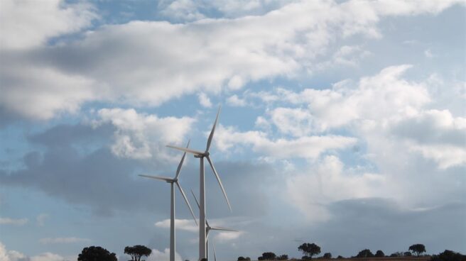 Renovables 2 Dos aerogeneradores de energía eólica.