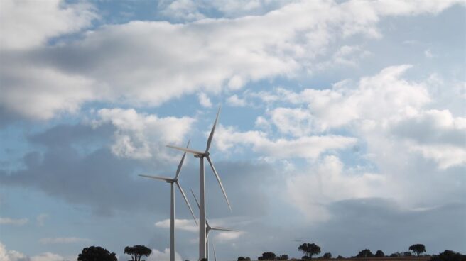 Dos aerogeneradores de energía eólica.