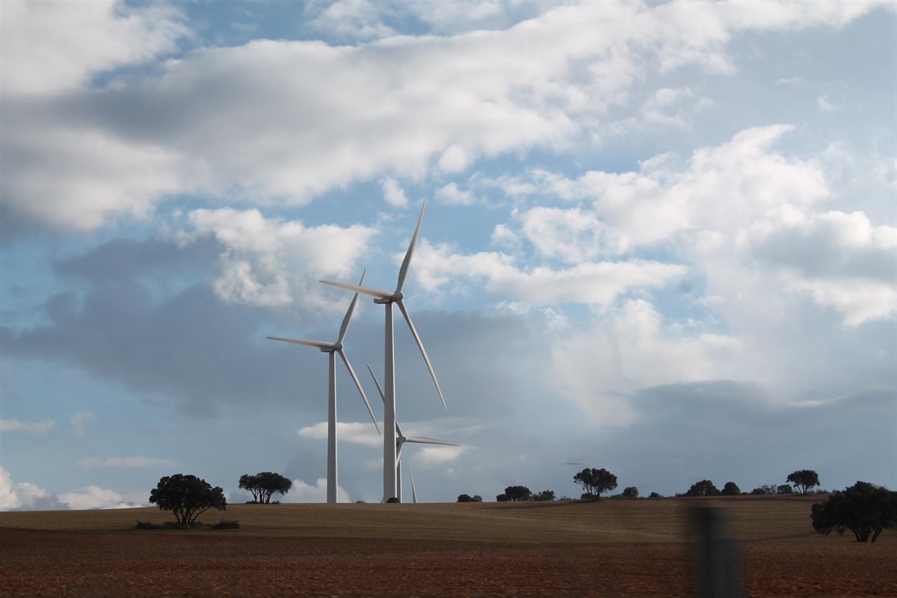 Dos aerogeneradores de energía eólica.