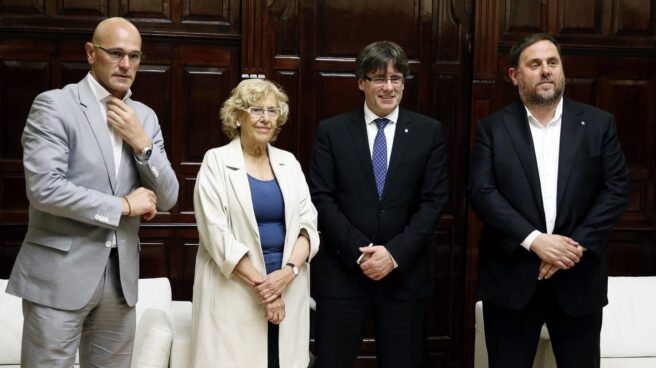 Romeva, Carmena, Puigdemont y Junqueras, en Cibeles. Romeva, Carmena, Puigdemont y Junqueras, en Cibeles.