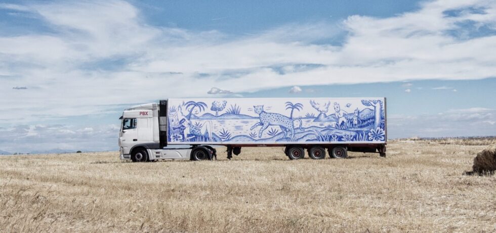 Camión pintado por Sergio Mora