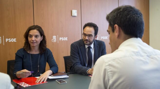 La secretaria general del PSOE madrileño, Sara Hernández, junto a Antonio Hernando.