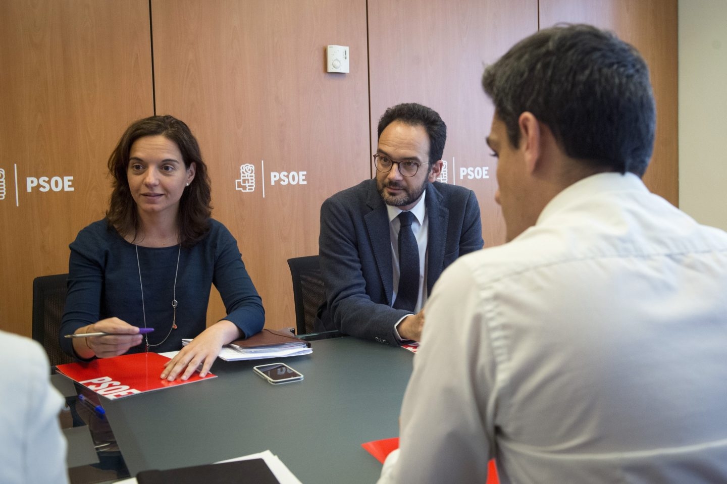 La secretaria general del PSOE madrileño, Sara Hernández, junto a Antonio Hernando.