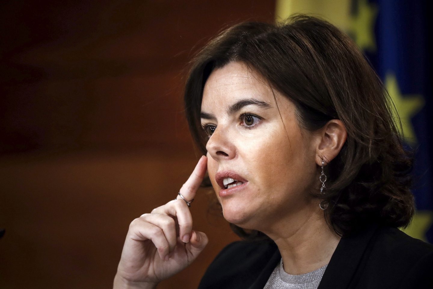 Soraya Sáenz de Santamaría dirige un gabinete de crisis para frenar la consulta