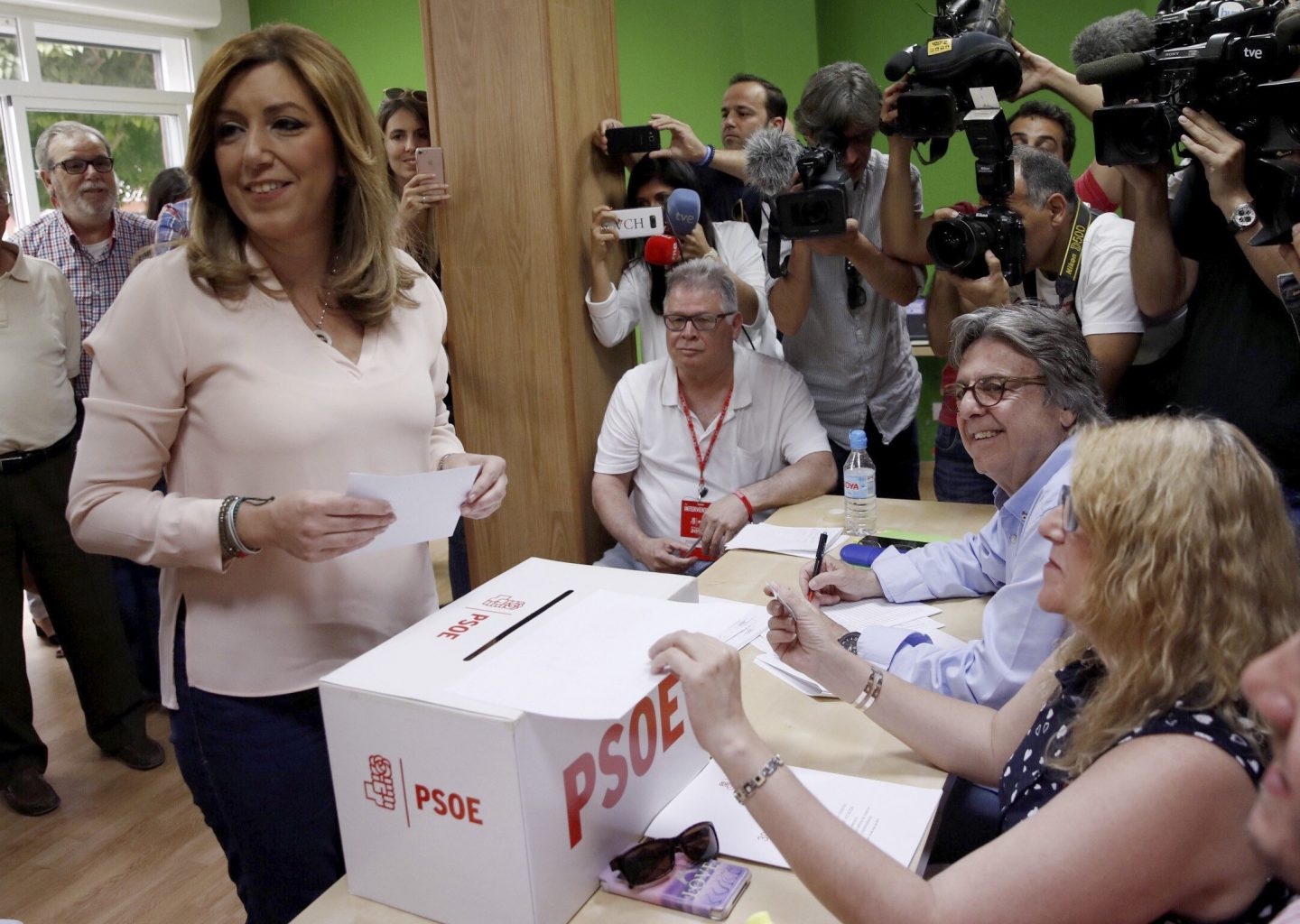 Susana Díaz, votando este domingo en la agrupación socialista de Triana (Sevilla).