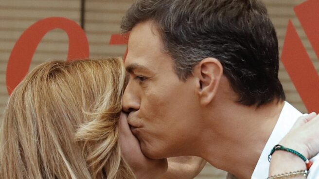 Pedro Sánchez y Susana Díaz se saludan antes del debate. Pedro Sánchez y Susana Díaz se saludan antes del debate.
