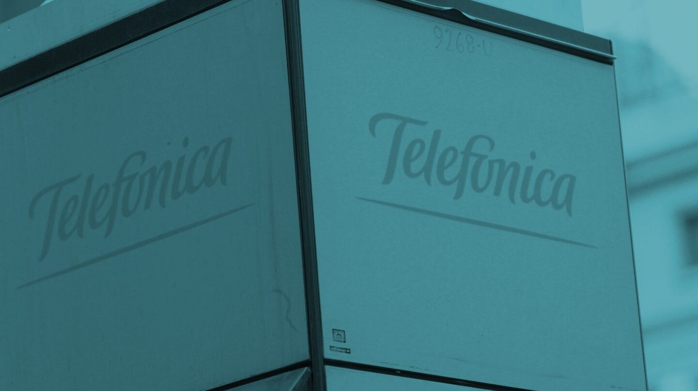 Logo de Telefónica en una cabina.