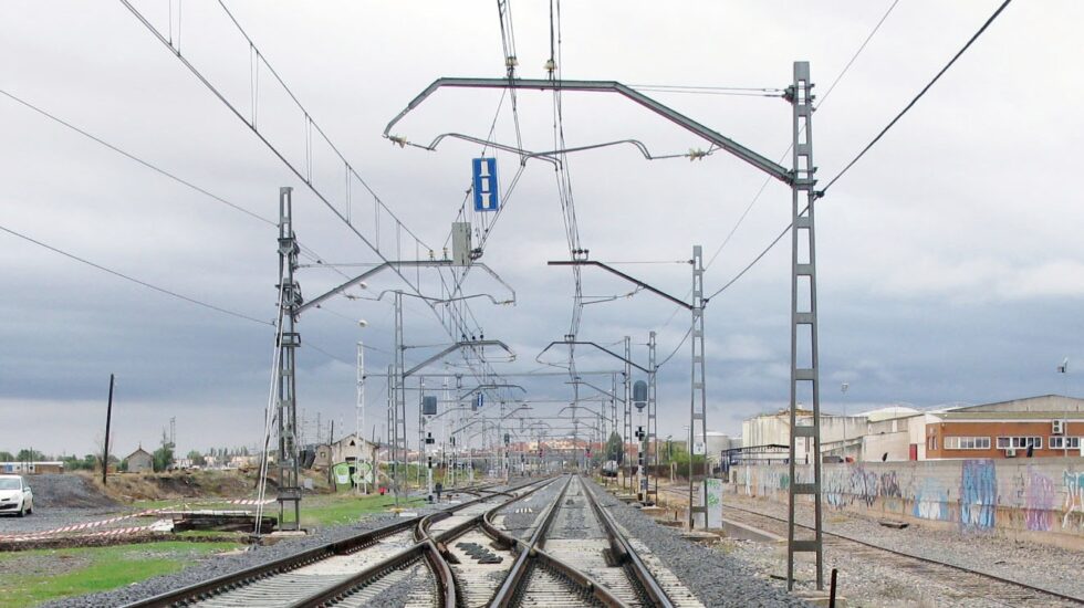 Catenaria a lo largo de una vía de tren: Adif gestiona la infraestructura.