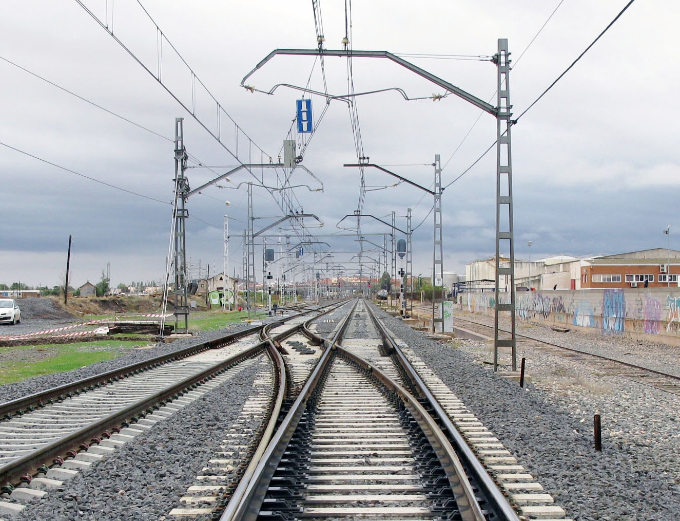 Catenaria a lo largo de una vía de tren: Adif gestiona la infraestructura.