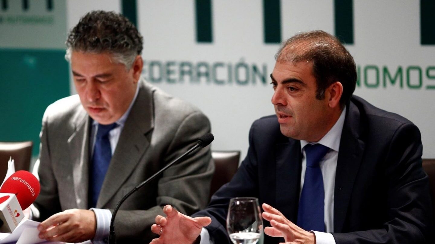 El presidente de ATA, Lorenzo Amor (derecha), junto al secretario de Estado de Seguridad Social, Tomás Burgos (izquierda).