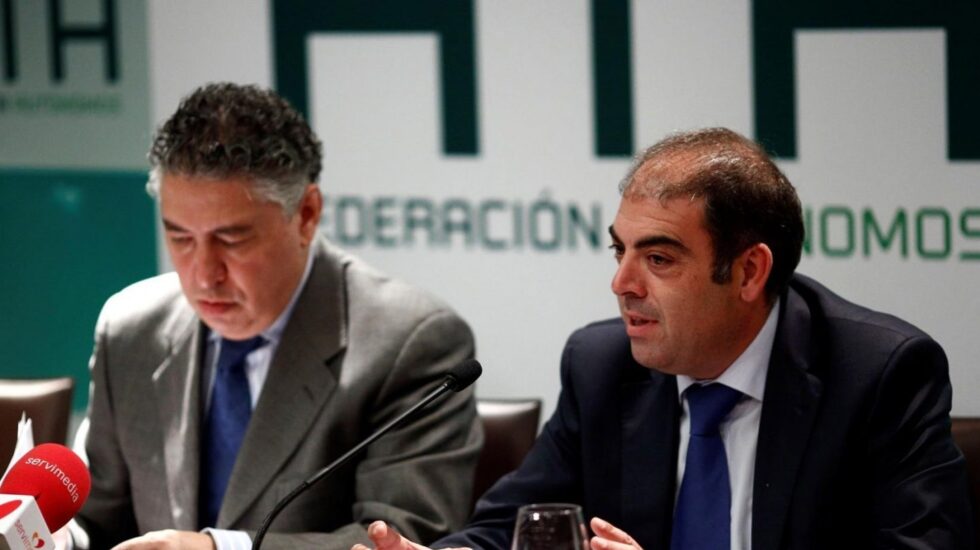 El presidente de ATA, Lorenzo Amor (derecha), junto al secretario de Estado de Seguridad Social, Tomás Burgos (izquierda).