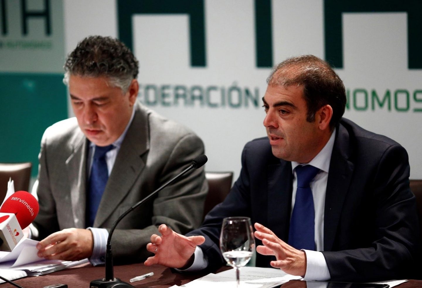 El presidente de ATA, Lorenzo Amor (derecha), junto al secretario de Estado de Seguridad Social, Tomás Burgos (izquierda).