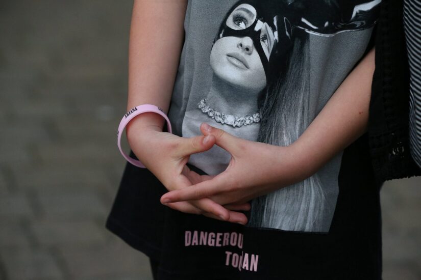 Katie lleva una camiseta con la imagen de Ariana Grande, en Manchester