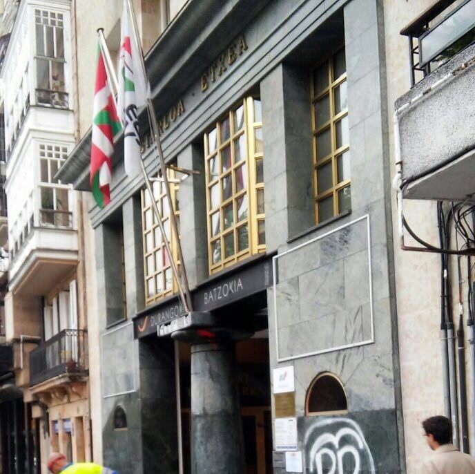 Atacan una decena de sedes del PNV en contra del acuerdo con el PP