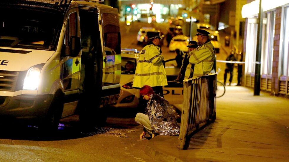 Una joven es atendida tras el atentado del Manchester Arena.