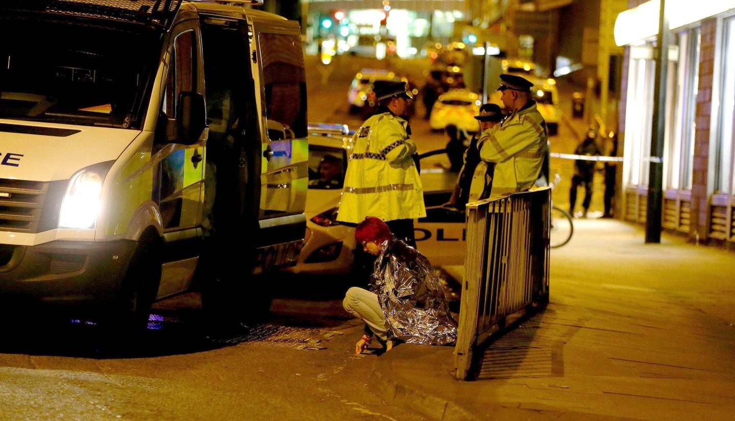Una joven es atendida tras el atentado del Manchester Arena.