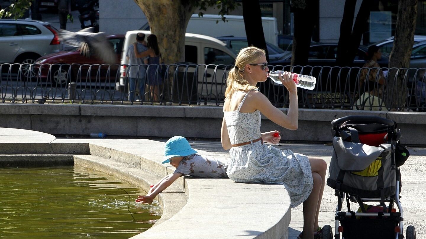 El 50% de nuestra hidratación deberíamos hacerla bebiendo agua. El 20% a través de alimentos y el 30% restante con otras bebidas.