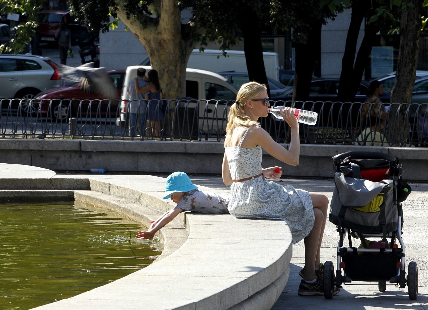 El 50% de nuestra hidratación deberíamos hacerla bebiendo agua. El 20% a través de alimentos y el 30% restante con otras bebidas.