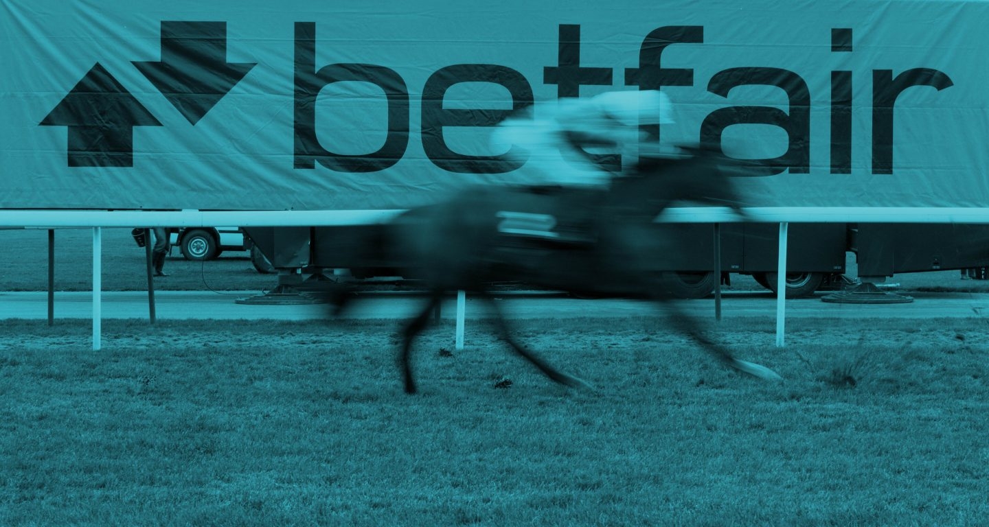 Cartel publicitario de Betfair en una carrera de caballos.
