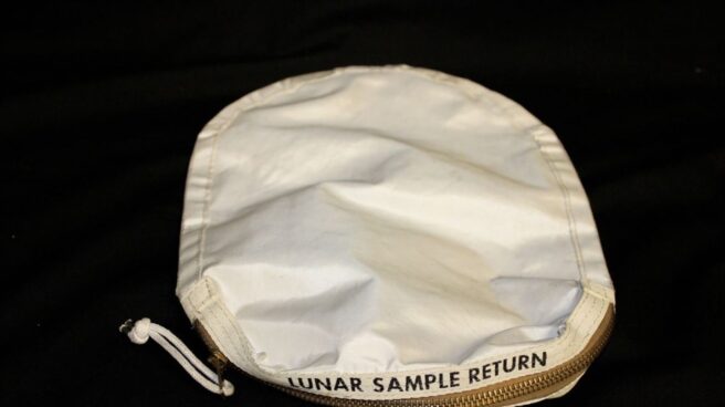 A subasta la bolsa que usó Neil Armstrong para tomar muestras de polvo lunar