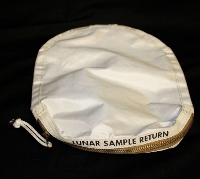 A subasta la bolsa que usó Neil Armstrong para tomar muestras de polvo lunar