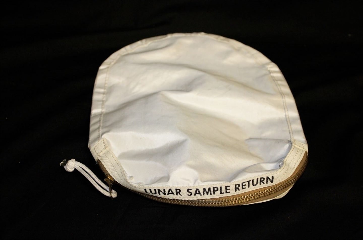 A subasta la bolsa que usó Neil Armstrong para tomar muestras de polvo lunar