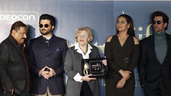 Carmena con los actores de Bollywood en la IIFA Weekend and Awards