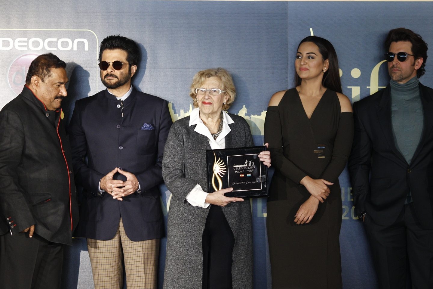 Carmena con los actores de Bollywood en la IIFA Weekend and Awards