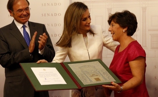 Carmen del Riego recibe un premio de manos de la Reina.