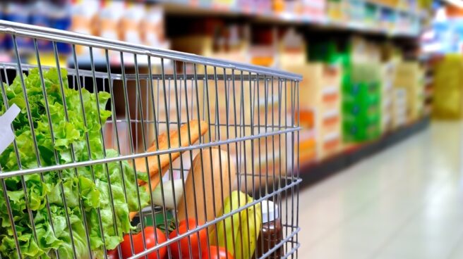 cesta de la compra Cada español gasta de media al mes 120 euros en alimentación.