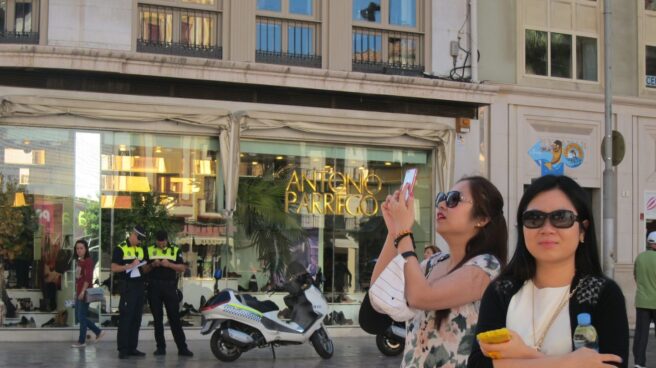 Turistas chinos en la calle de Serrano, en Madrid.