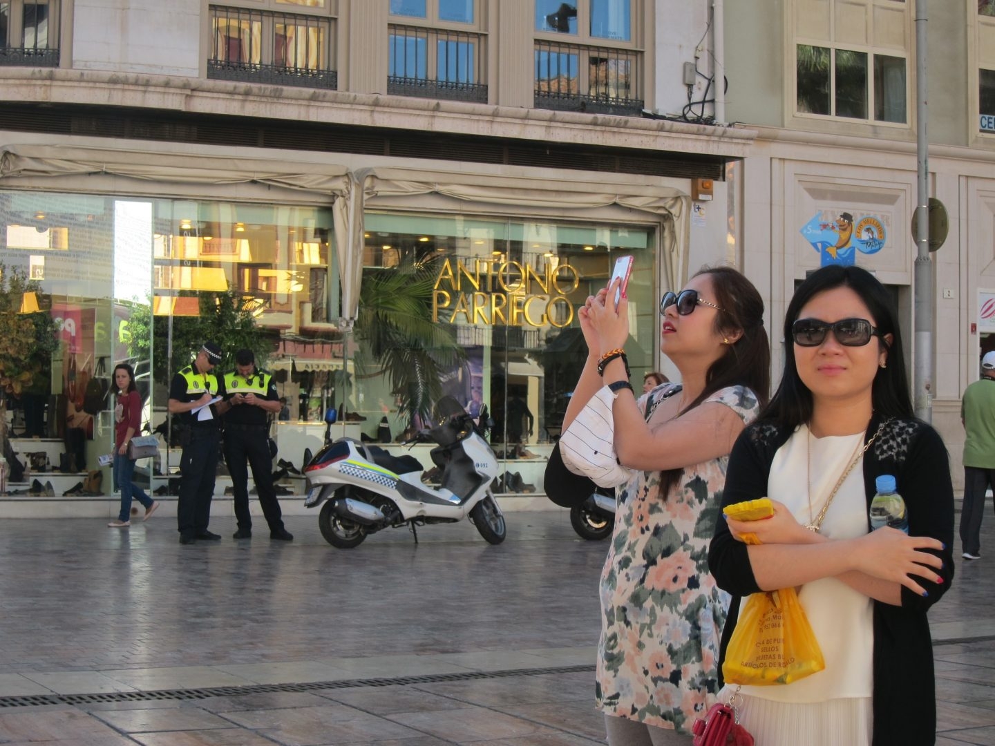 Turistas chinos en la calle de Serrano, en Madrid.