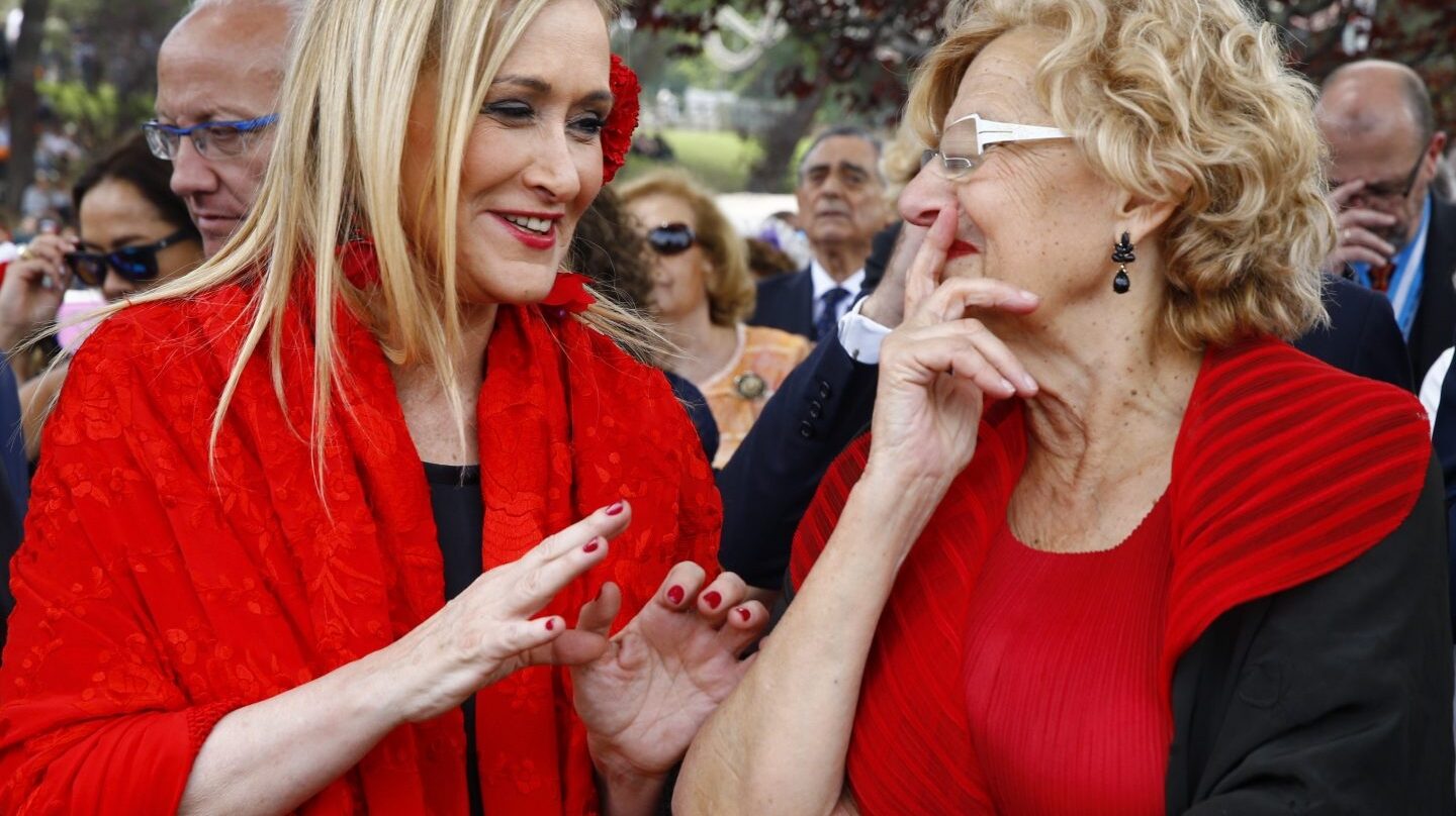 Cristina Cifuentes y Manuel Carmena en la pradera de San Isidro.