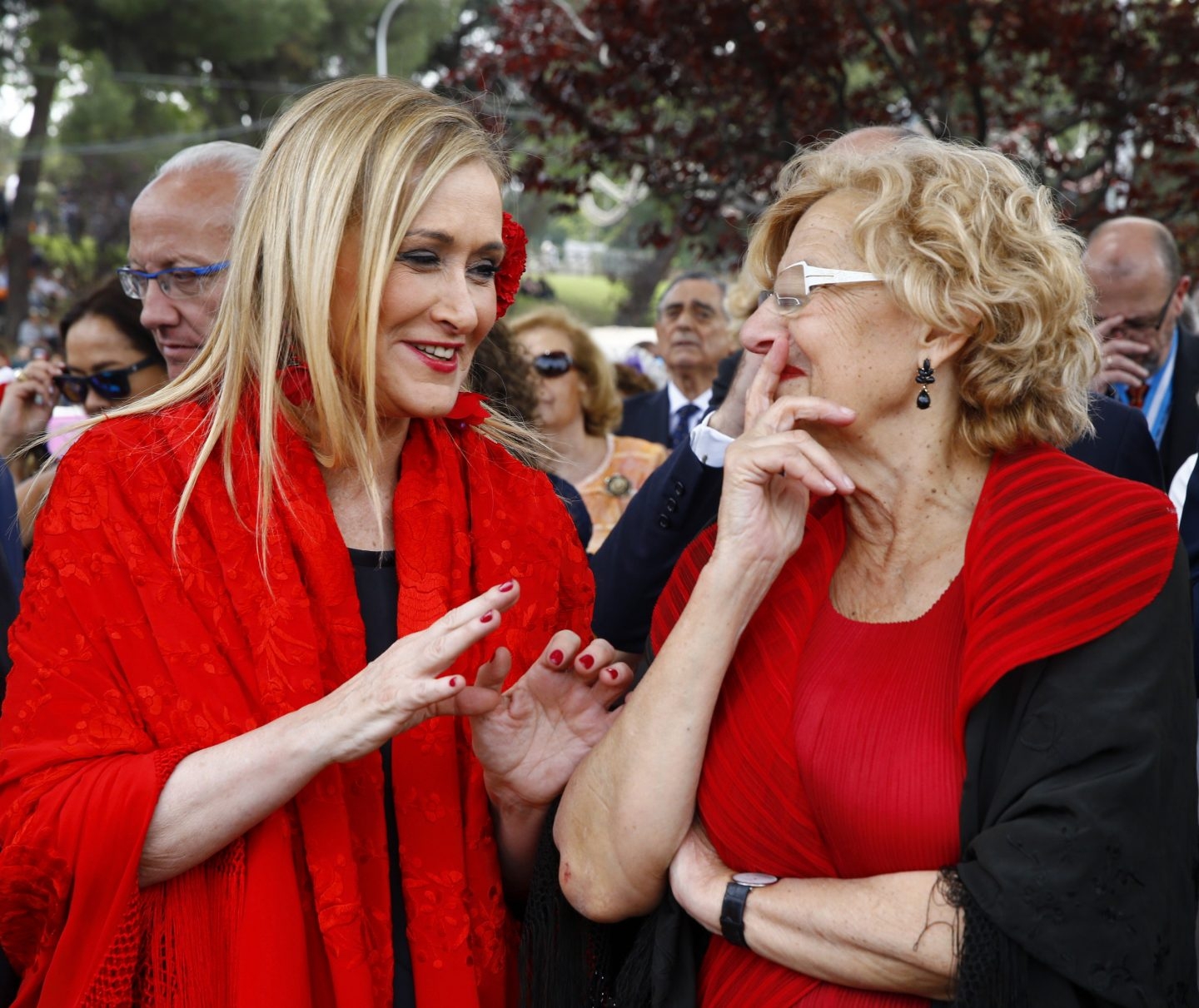 Cristina Cifuentes y Manuel Carmena en la pradera de San Isidro.