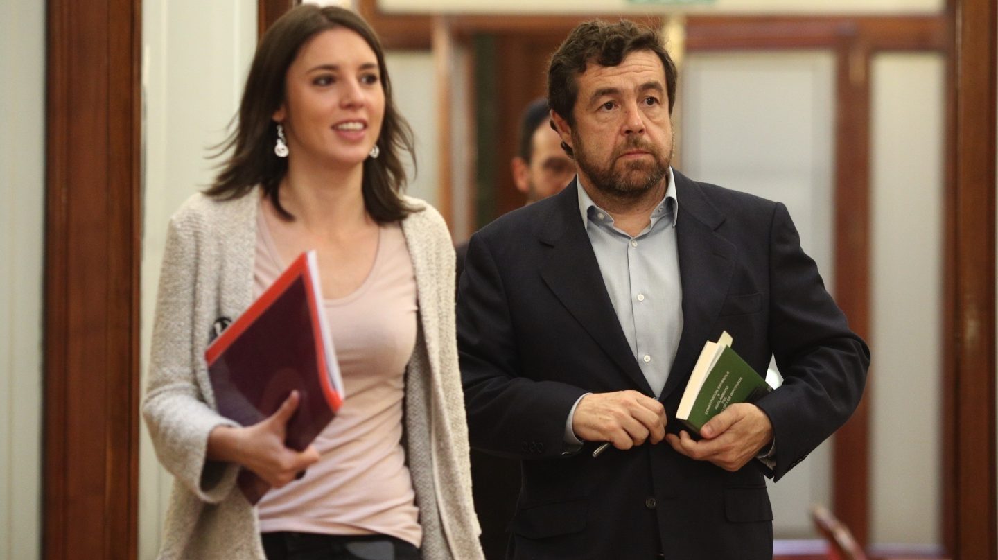 Irene Montero, portavoz de Unidos Podemos, y Miguel Gutiérrez, de Ciudadanos, este jueves tras una reunión para abordar la presidencia de las comisiones de investigación.