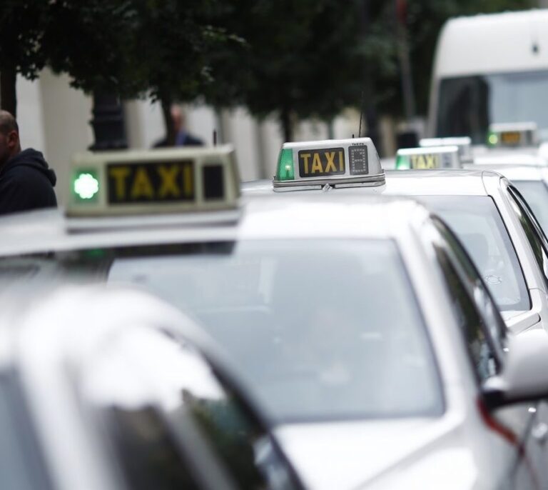 Varapalo para el taxi: la Audiencia Nacional archiva su 'macroquerella' contra Uber y Cabify