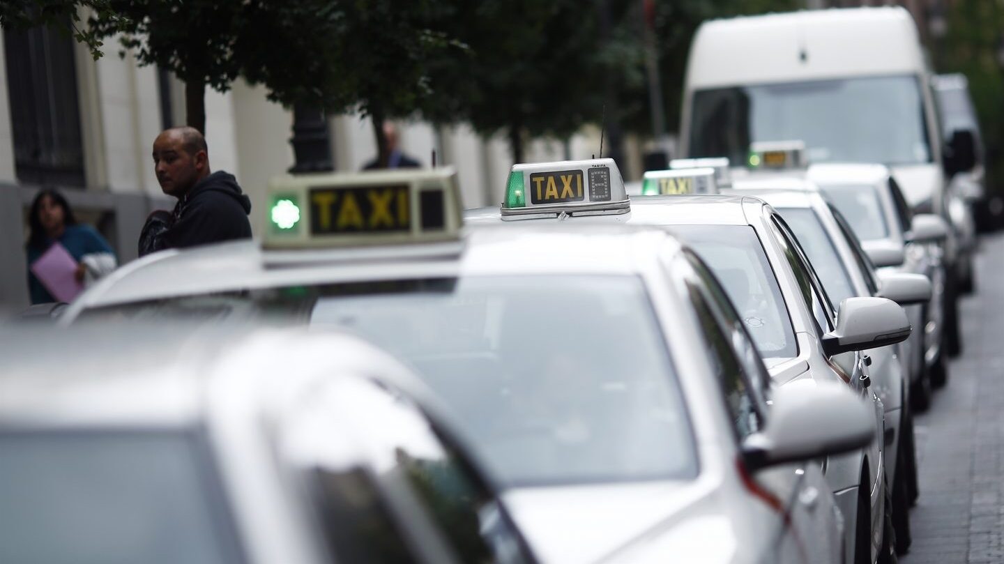 Varapalo para el taxi: la Audiencia Nacional archiva su 'macroquerella' contra Uber y Cabify