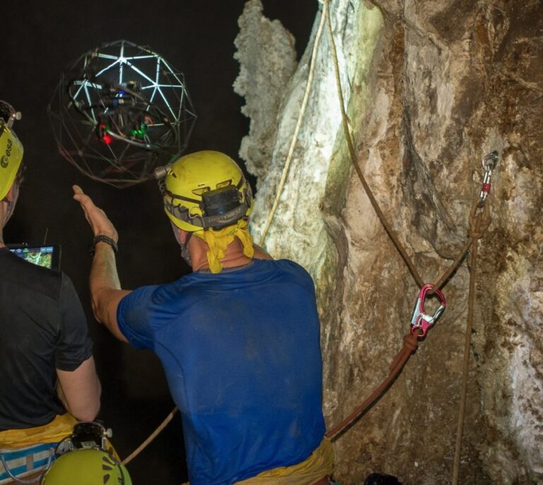 Drones antigolpes: de las cuevas, al espacio
