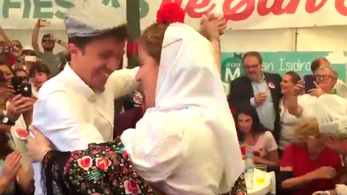 Iñigo Errejón baila un chotis en la pradera de San Isidro con motivo de las fiestas del patrón de Madrid.