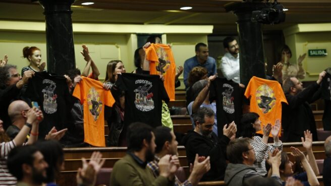 Diputados de Unidos Podemos celebran en el Congreso el rechazo a la reforma de la estiba, el 16 de marzo. Diputados de Unidos Podemos celebran en el Congreso el rechazo a la reforma de la estiba, el 16 de marzo.