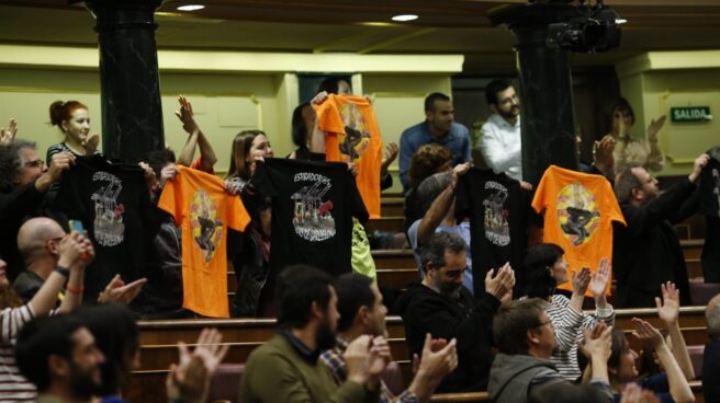 Diputados de Unidos Podemos celebran en el Congreso el rechazo a la reforma de la estiba, el 16 de marzo.