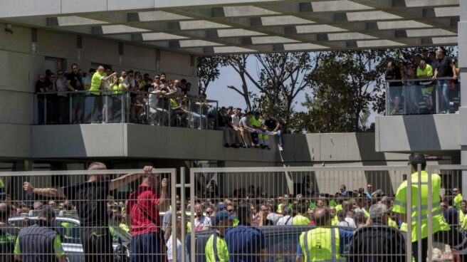 Los estibadores del Puerto de Valencia concentrados el 19 de mayo después de que el Congreso de los Diputados aprobara la reforma que liberaliza el sector.