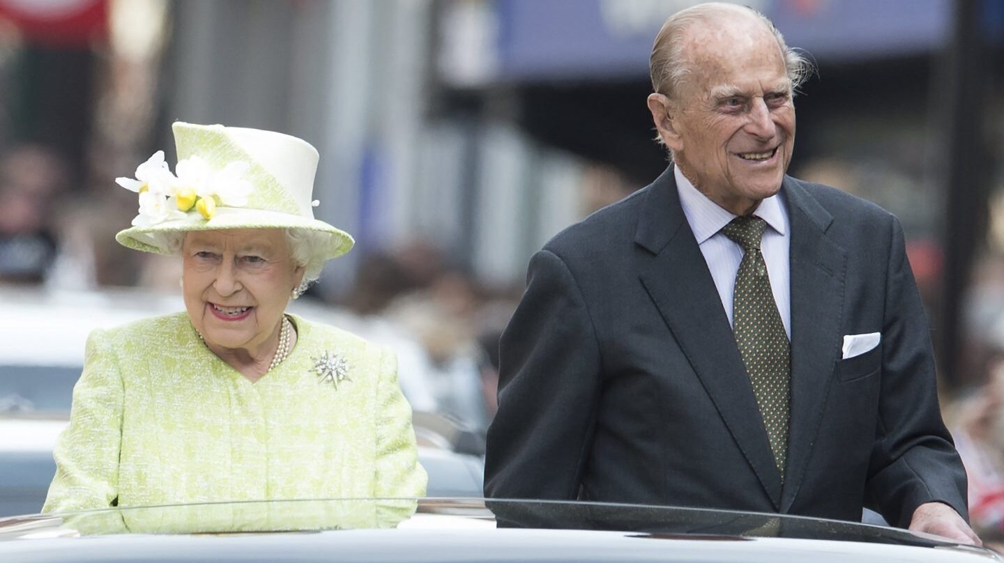Felipe de Edimburgo, junto a la reina Isabel II durante su 90 cumpleaños.