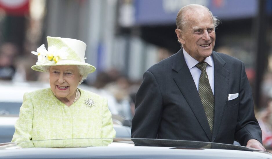 Felipe de Edimburgo, junto a la reina Isabel II durante su 90 cumpleaños.