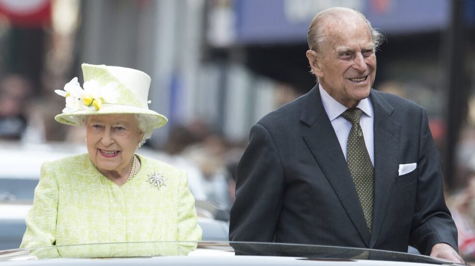 Felipe de Edimburgo, junto a la reina Isabel II durante su 90 cumpleaños.