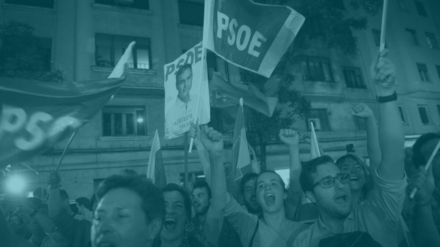 Militantes socialistas festejan la victoria de Pedro Sánchez ante la sede de Ferraz.