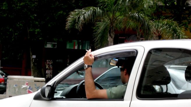La mitad de los españoles quiere que se prohíba fumar en el coche