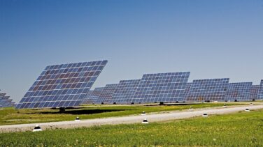 La fotovoltaica lanza una batalla legal en la UE contra Nadal por impulsar sólo la eólica
