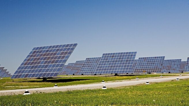 La fotovoltaica lanza una batalla legal en la UE contra Nadal por impulsar sólo la eólica