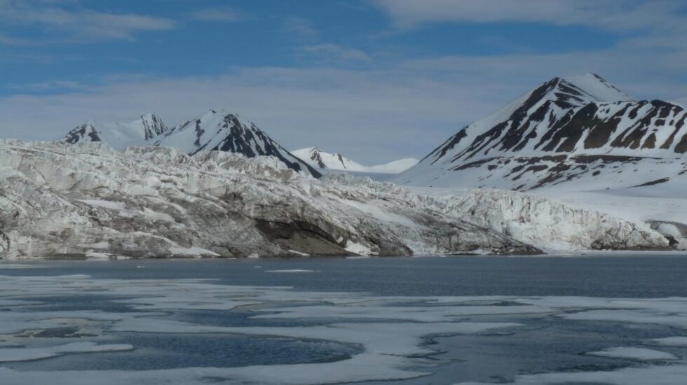 Glaciar de tidewater en la Bahía de Nordfjorden, isla de Spitsbergen, archipiélago de Svalbard.